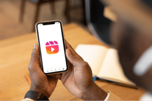 Imagem de algume segurando um telemovel para ver um vídeo no instagram